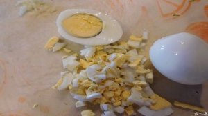 Салат со шпротами и яйцами