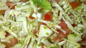 Салат из капусты, помидоров и чеснока