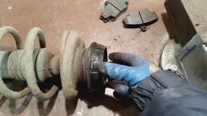 Устранил скрип в опоре при повороте руля в Рено Логан