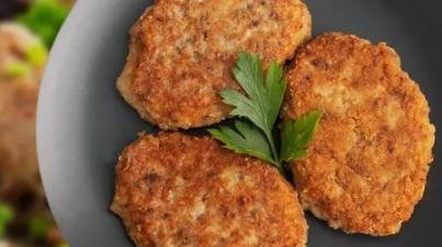 Гречневые котлеты с огуречным соусом.