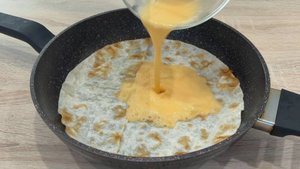Просто вылейте 2 Яйца на лаваш и результат будет потрясающий! Вкуснее, чем пицца!