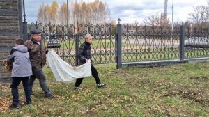 Уборка возле храма в селе Саконы Нижегородской области