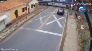 Чудо на рельсах: водитель пикапа выжил после столкновения с поездом