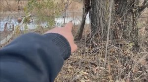 грязный металлолом в болоте! испачкались все!