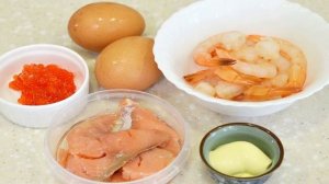 Салат по-царски с семгой и креветками