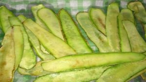 Рулетики из жареных кабачков