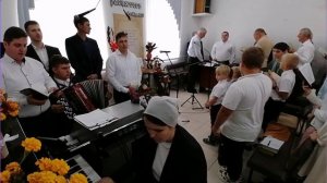 Здесь и там поля белеют / общее пение