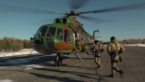 Новосибирские росгвардейцы прыгают из вертолёта без парашюта