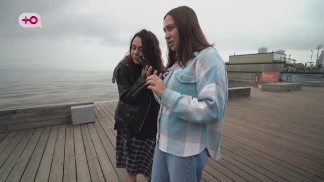 Молодой человек гуляет в баре, вместо ухода в рейс