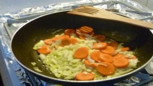 Пангасиус с луком и морковью