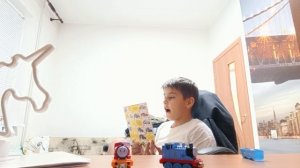 распаковываю жвачки