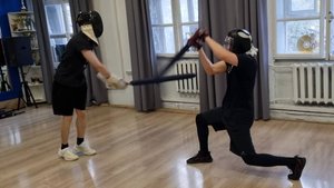 Спарринг на длинных плоских полуторных японских мечах чанбара катана в школе кэндзюцу Katana Club