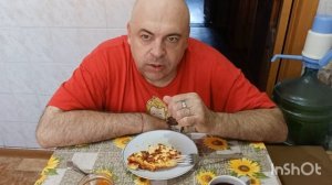 Мукбанг. Творожно-сырный омлет, красная икра и кофе. Хрипатый клоун никак не угомонится.