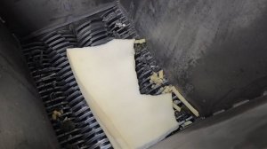 Измельчение крупного куска поролона на шредере ИШМ-220-500