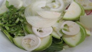 Салат по-корейски из капусты с редисом и кабачком