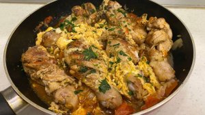 Отличный рецепт куриных ножек с помидорами и яйцами!