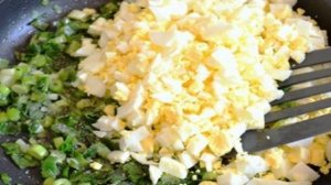 Пирог с луком и яйцом на кефире