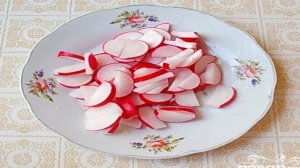 Салат из капусты с курицей и редисом