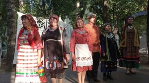 Дефиле в старинных удмуртских нарядах на VI всероссийском этнофестивале 31.08.2025