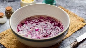 Салат из кальмаров с маринованным луком