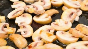 Куриная грудка с грибами