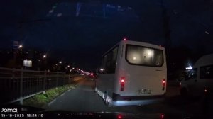 Это как, нормально? Без поворотника из правого в левый, да ещё оттормаживаться перед машиной начал.