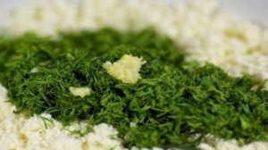 Рулетики из тортильи с сыром и чесноком