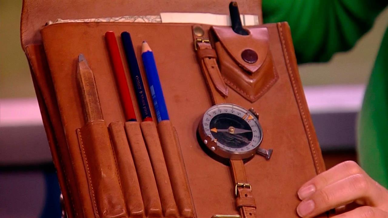 Военный консультант "Августа" показал, что находится в полевой сумке командира