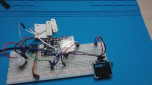 Система мониторинга на ESP8266 с OLED-дисплеем и датчиками движения, температуры и герконом.
