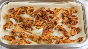 Пирог с лисичками на слоеном тесте