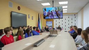 Врио министра молодежной политики ДНР наградил молодежь Горловки за волонтерскую деятельность.