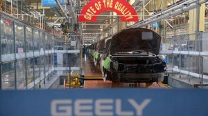 Baza: Geely связывает поломки двигателей своих кроссоверов с российским бензином