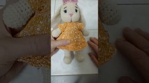 Вязаные крючком зайчики в одежде