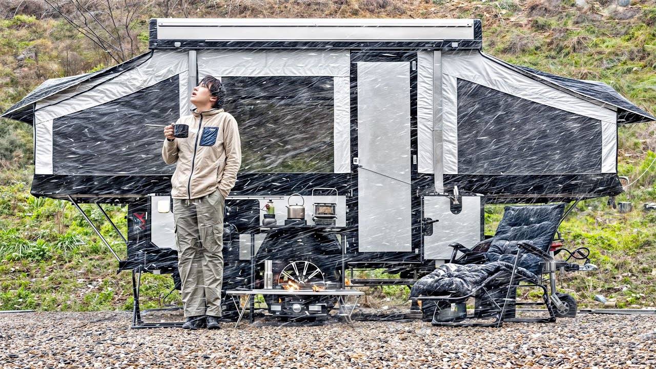 ДОЖДЬ и СНЕГ Кемпинг в ПОЛНОСТЬЮ АВТОМАТИЧЕСКОМ прицепе-палатке за 9900 долларов смотреть онлайн