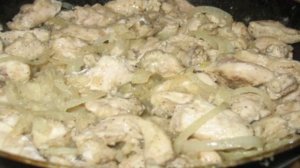 Куриная грудка в чесночном соусе на сковороде