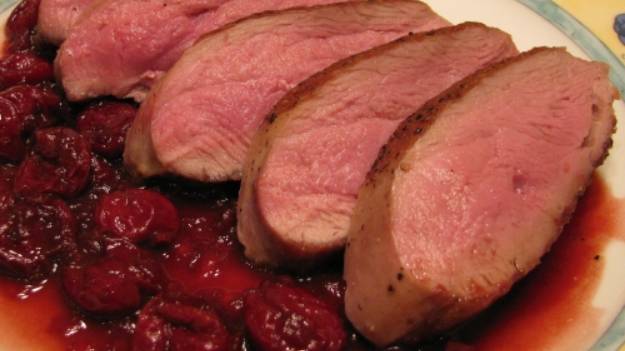 Утиная грудка под вишневым соусом