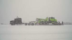 Едем в снежный лес доставать вездеход из снежного плена.