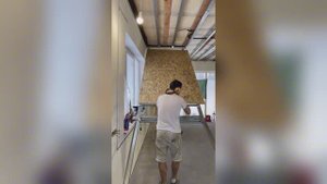 Как своими руками поднять и закрепить листы OSB (фанеры, гипсокартона) к потолку.