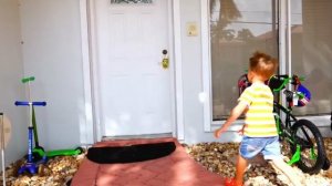 Ребята играют и ремонтируют детский игровой домик! Видео от Влада и Ники!