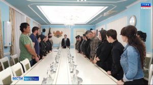 Глава Махачкалы Джамбулат Салавов встретился с семьями погибших участников СВО