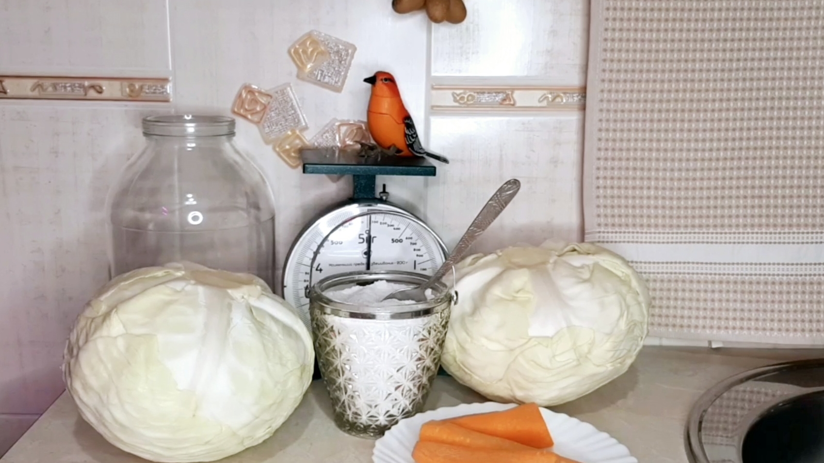 Квашеная капуста в собственном соку. Очень вкусная.