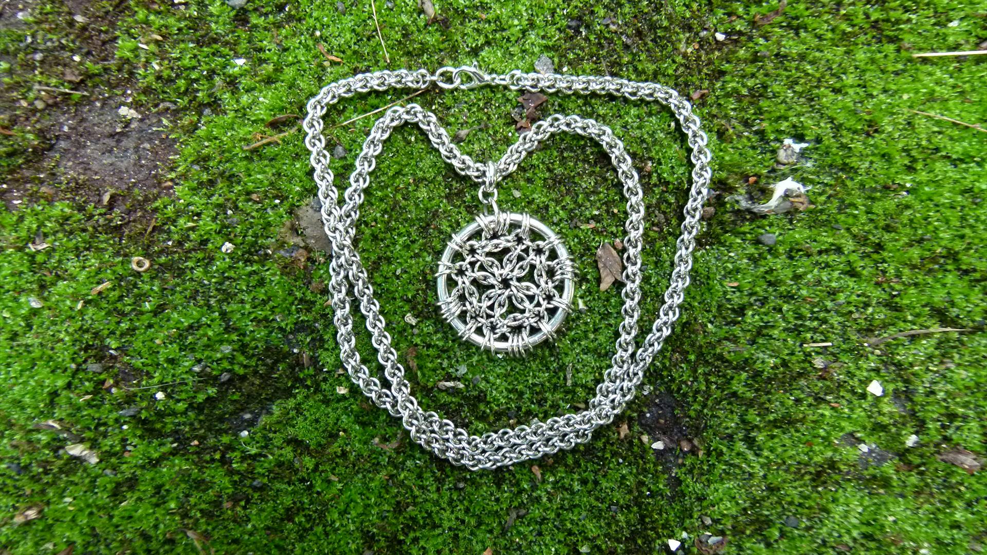 Злодей. Цепь и медальон.