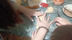 Доча делает булочки и братик ей помогает