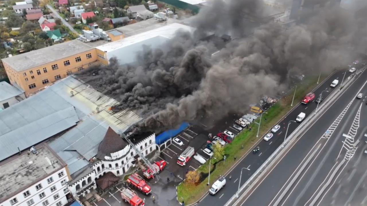 Опубликованы кадры пожара в здании по производству автомобильных масел в Пушкино