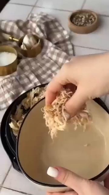 Творожная булочка с курицей и соусом