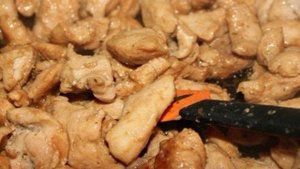 Куриная грудка с шампиньонами в сливках
