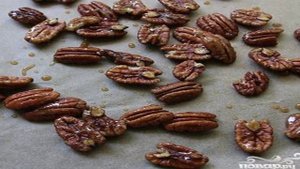Салат из красной капусты, пекинской капусты и орехов
