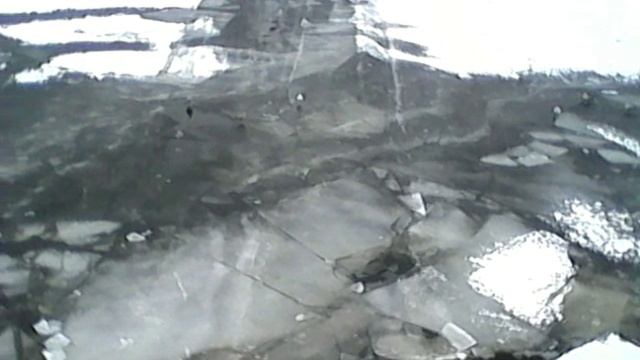 Следы от машины на льду под мостом смотреть онлайн