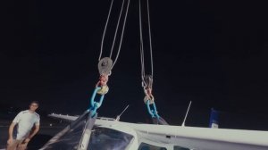 Мужик посадил свой самолет на автостраду, приходится его эвакуировать.