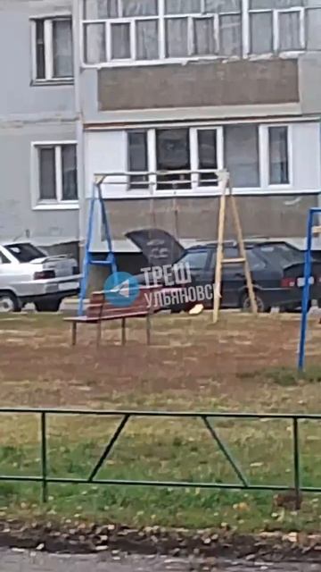 Какой то дедушка на Доватора 14 жжет вещи прямо на траве или разводит костер. А если ещё больш